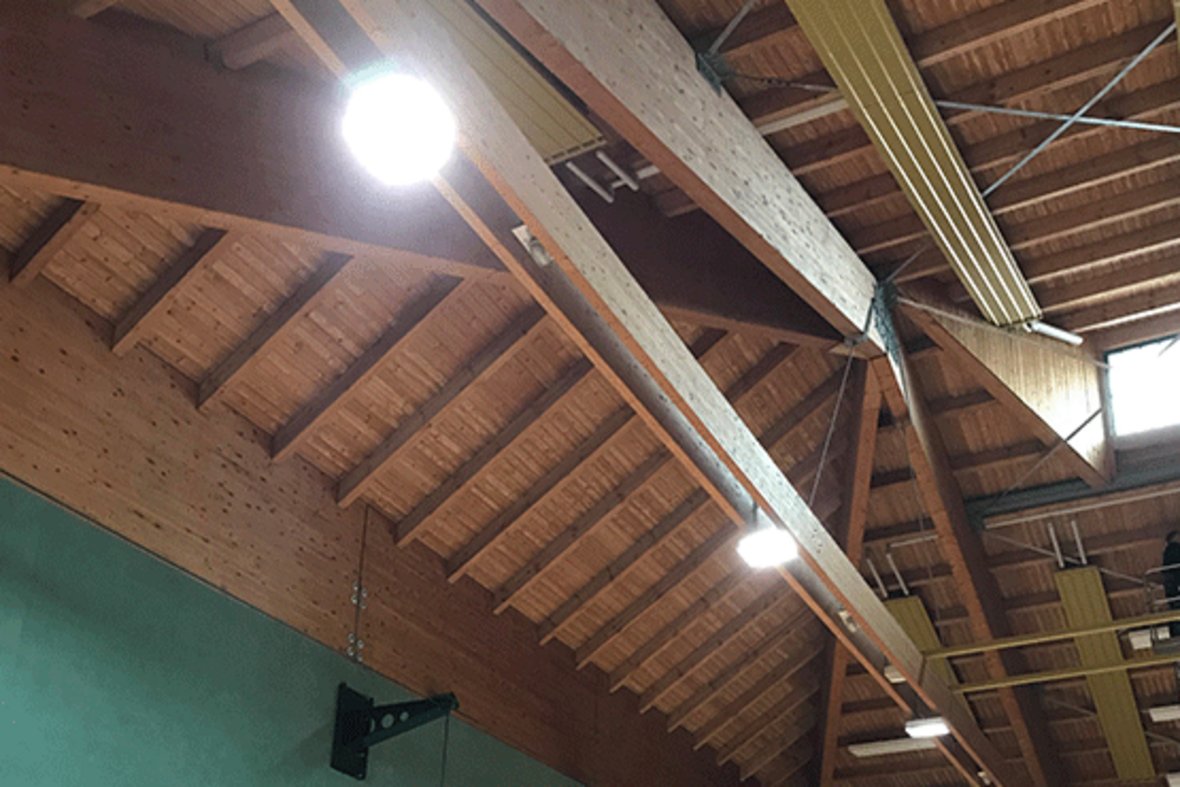 Das Foto zeigt die Decke der Ballsporthalle und die dort angebrachte LED-Beleuchtung.