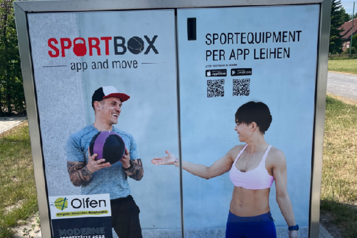 Zu sehen ist die geschlossene Sportbox, die in Vinnum am Bolzplatz steht.