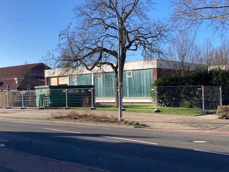 Ansicht des Hallenbades von der Straße "Zur Geest" (Foto: Stadt Olfen)