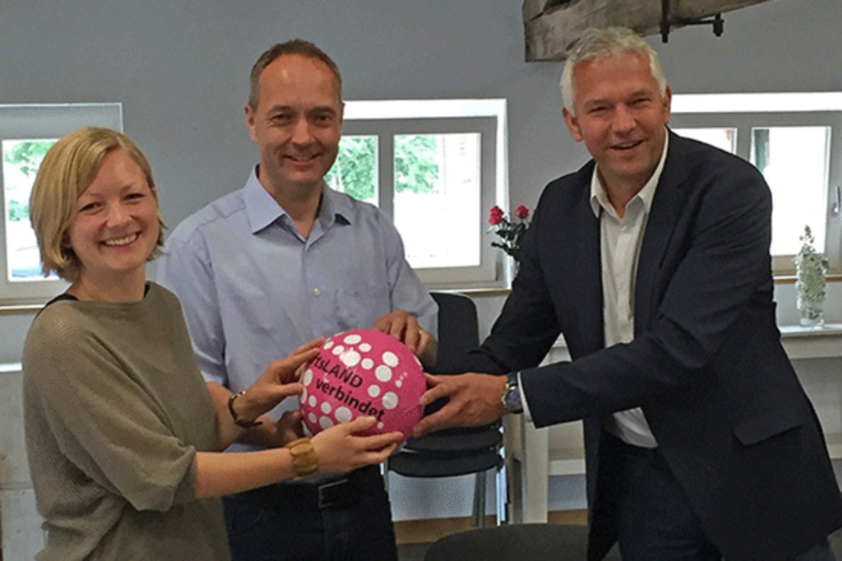 Symbolisch überreichte Wilhelm Sendermann, Bürgermeister der Stadt Olfen, den Regionale-Ball an Thomas Zimmermann und Catharina Kähler. Foto: Naturschutzzentrum