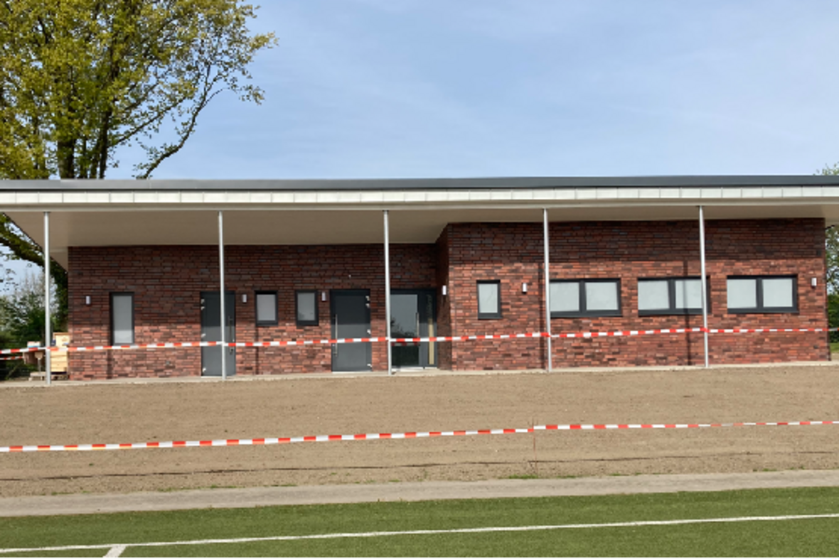 Auf dem Bild ist das neue Umkleide-Gebäude am Sportplatz von Westfalia Vinnum e. V. zu sehen.