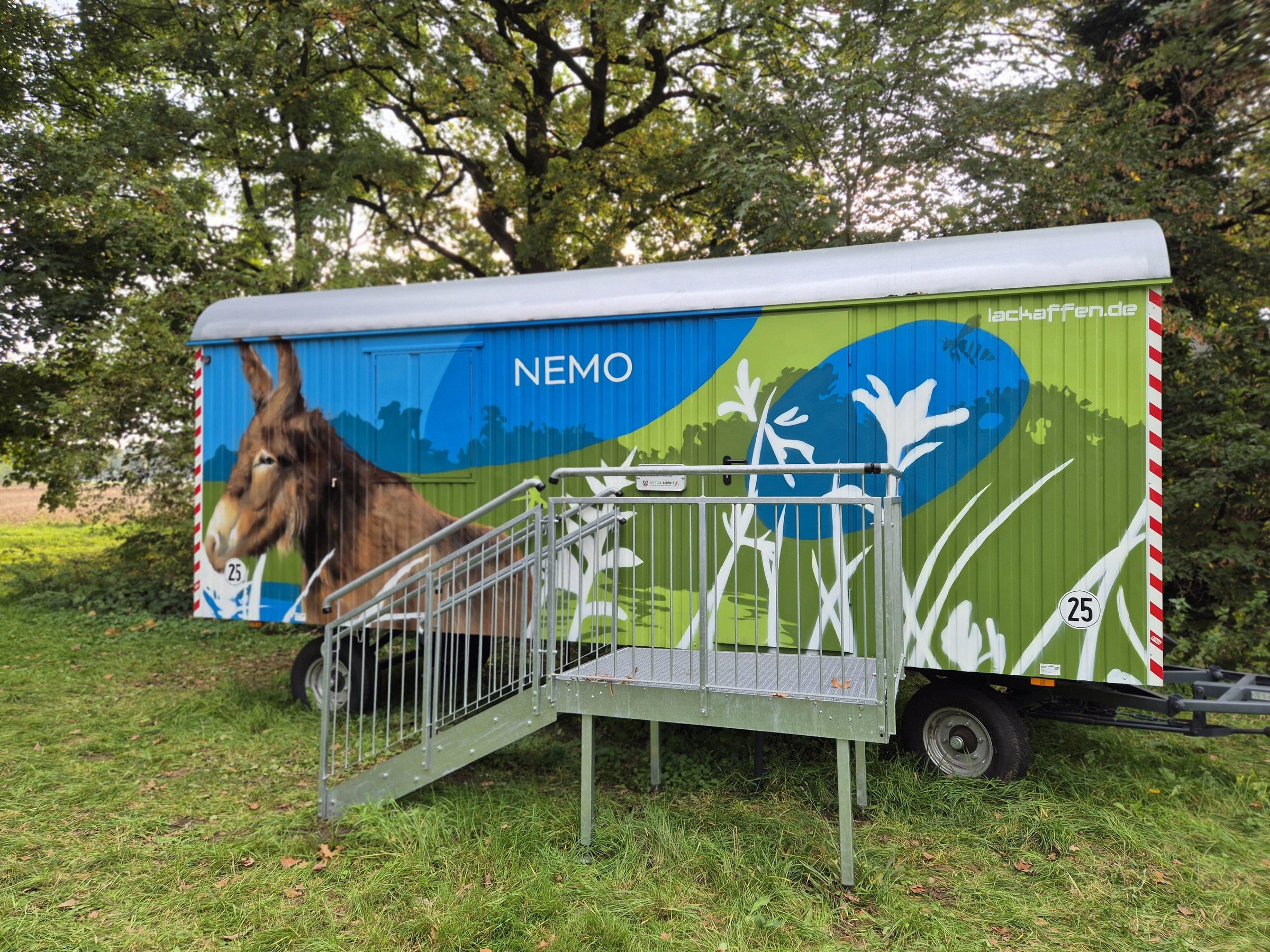 Mir einem Graffiti lackierter Bauwagen zur Umweltbildung