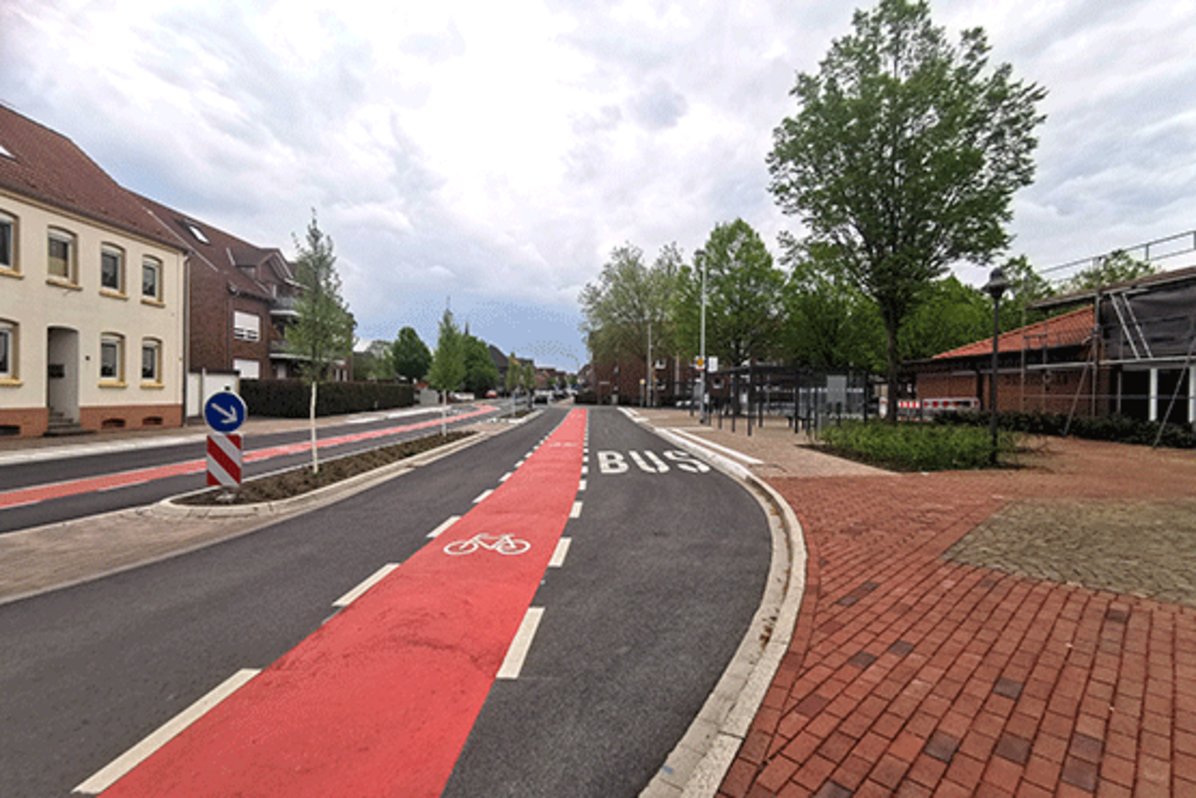 Aug dem Foto ist der rote Fahrradweg direkt auf der Straße vor dem Mobilpunkt an der Stadthalle zu erkennen.