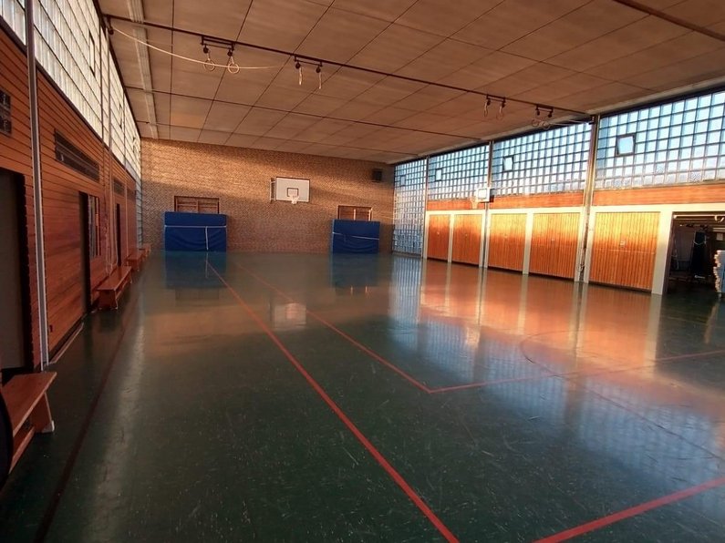 Auf dem Foto ist der Zustand der Geest-Turnhalle vor der Sanierung zu sehen.