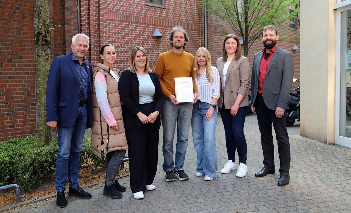 Auf dem Foto sind Mitglieder der Initiative Foodsharing zu sehen, die den Umweltpreis 2025/2026 erhalten haben, sowie Vertreter der Stadt Olfen und der GENREO.