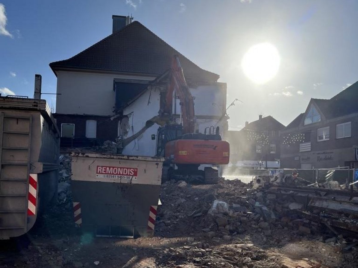 Ein großer Bagger steht auf der Baustelle, wo einst die Gebäude Kirchstraße 1 und 3 gewesen sind.