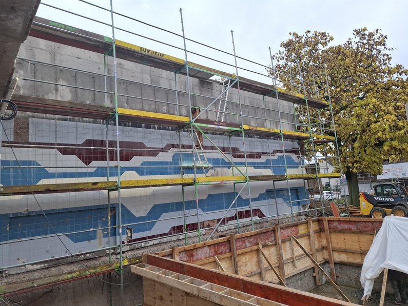 Roharbeiten und aktuelle Ansichten des Hallenbades und der Geest-Turnhalle (Foto: Stadt Olfen)