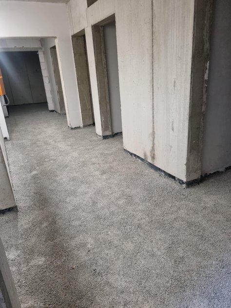 Estricharbeiten im neuen Rathaus.
