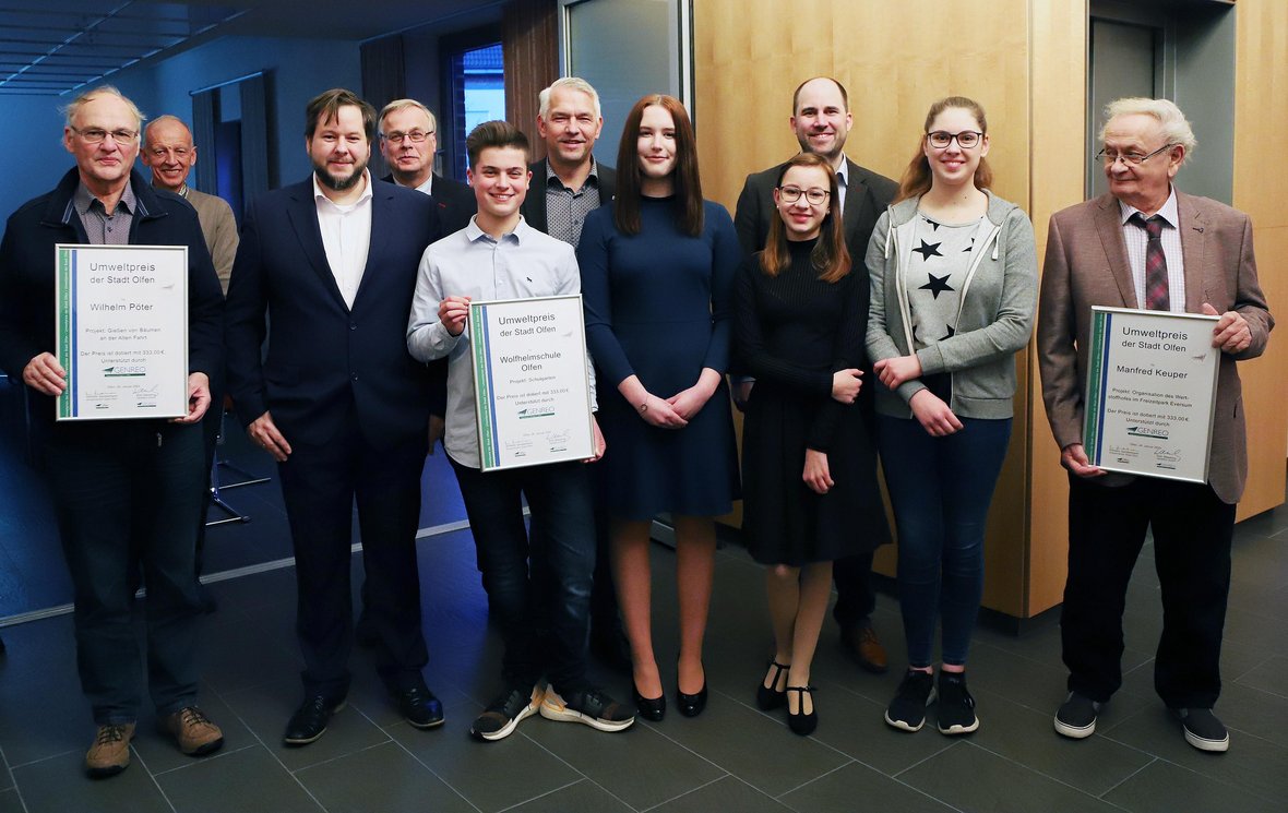 Bürgermeister Wilhelm Sendermann gratuliert den Gewinnern des Umweltpreises 2019 im Bürgerhaus der Stadt Olfen.