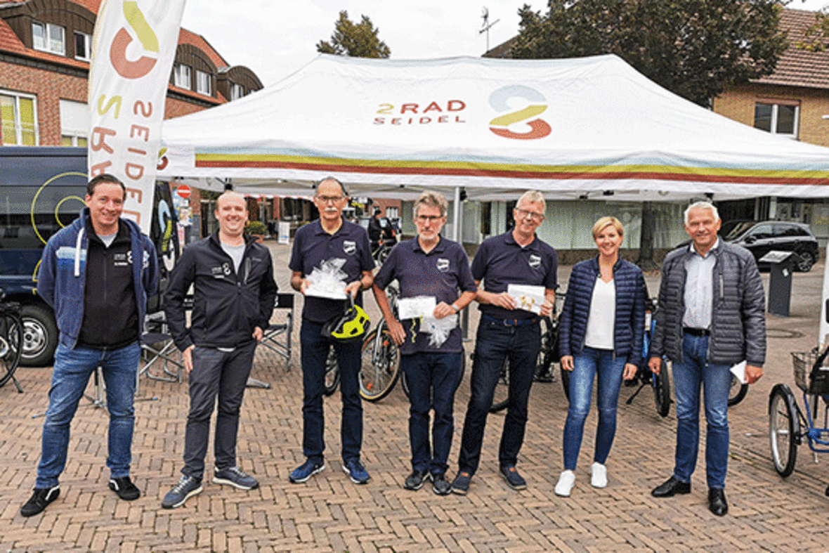Stadtradeln 2021: Bürgermeister Wilhelm Sendermann und Stellvertreter des Teams des SuS Radlertreffs stehen auf dem Marktplatz.