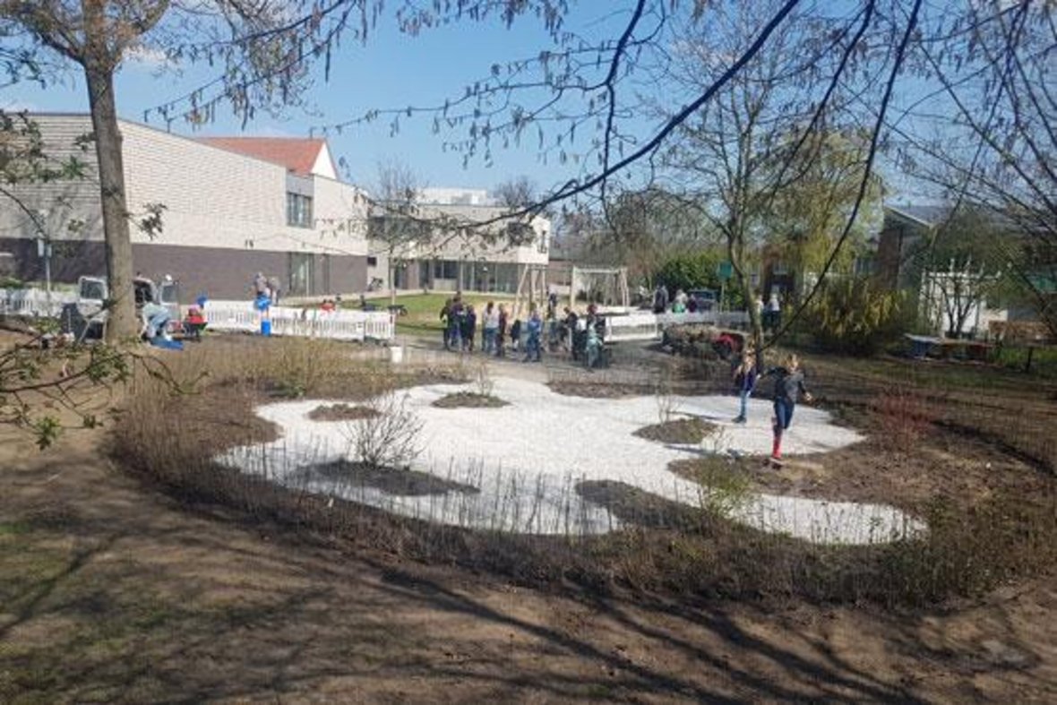 Das Foto zeigt den Ort des Ruhegartens vor der Erstellung. Viele Kinder laufen auf der dafür vorgesehenen Fläche.