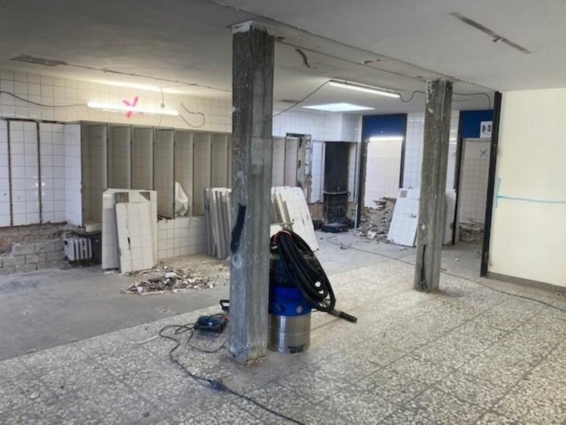 Im Eingangs- und Innenbereich des Gebäudes wurden die ersten Wände abgerissen.
