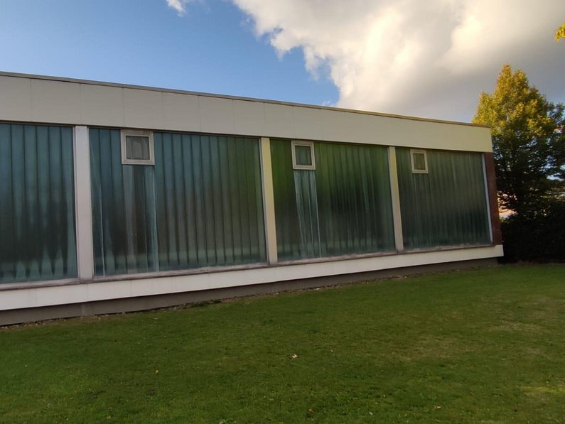 Ansicht des Hallenbades von der Straße "Zur Geest" (Foto: Stadt Olfen)