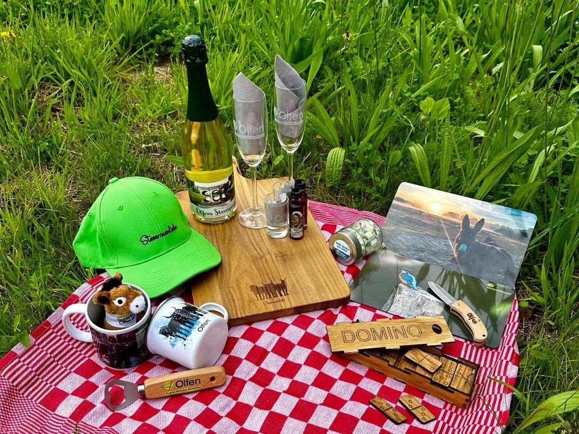 Hier wurden einige Souvenirs, die zum Thema Picknick passen auf eine Wiese gelegt und fotografiert. 