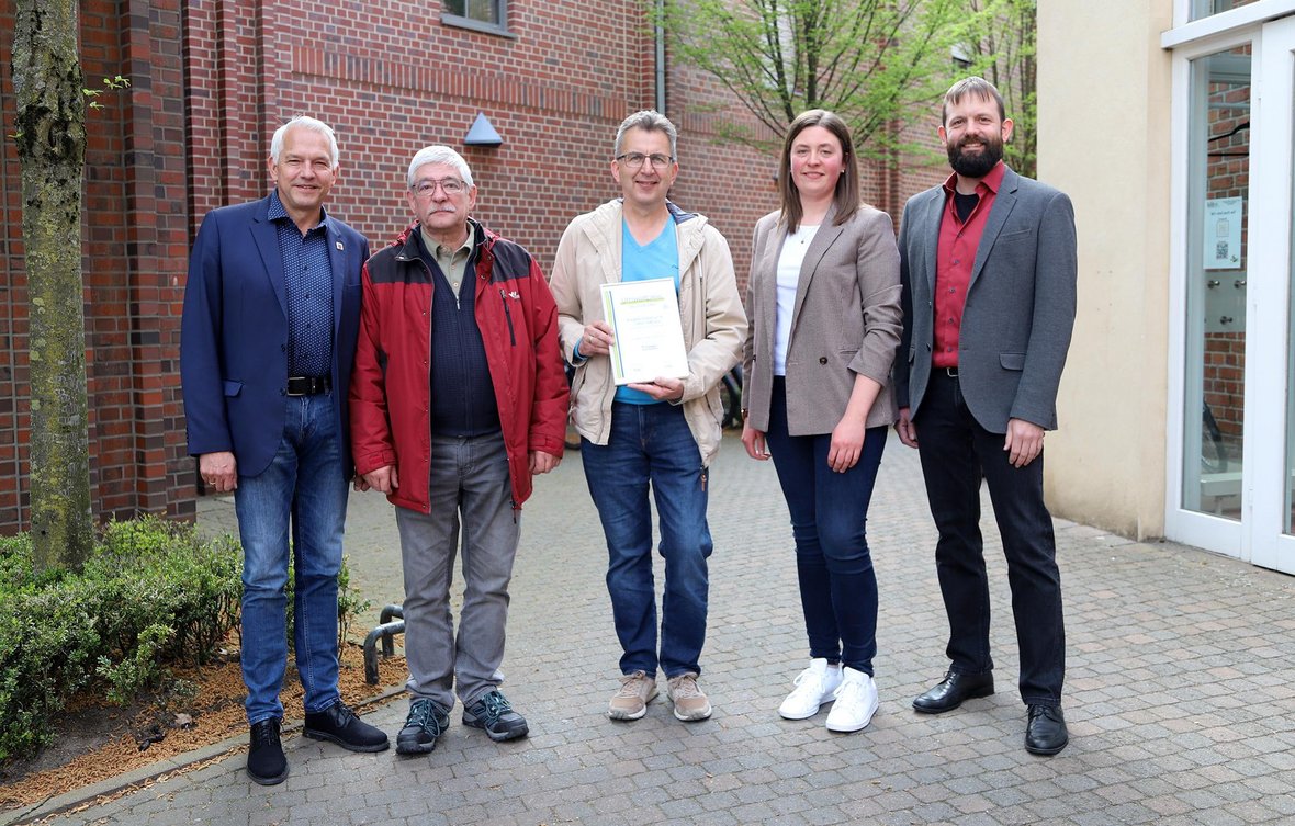Auf dem Foto sind Mitglieder der Bürgerschützengilde Olfen 1682 e. V. zu sehen, die den Umweltpreis 2025/2026 erhalten haben, sowie Vertreter der Stadt Olfen und der GENREO.