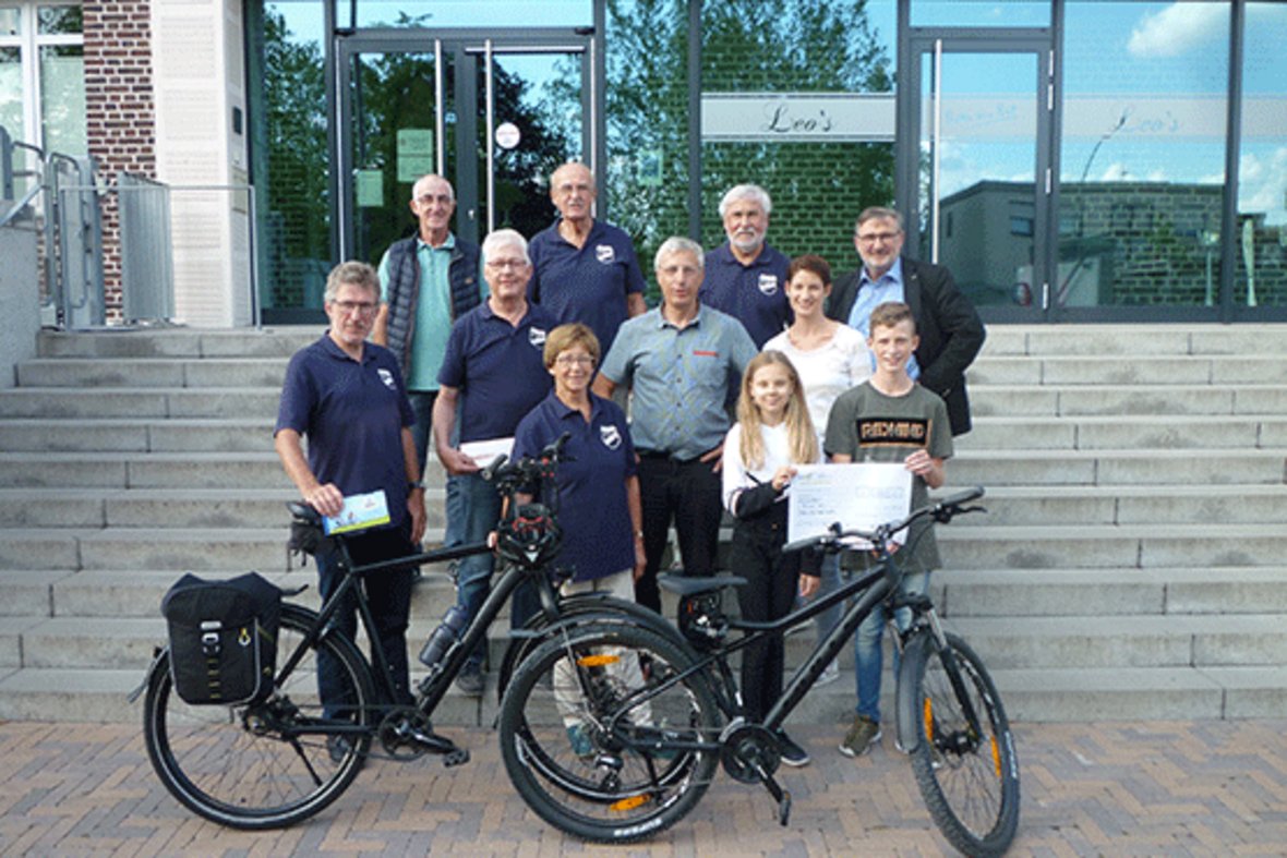 Stadtradeln 2019: Christoph Kötter und das Team des SuS Radlertreffs stehen vor dem Leohaus.