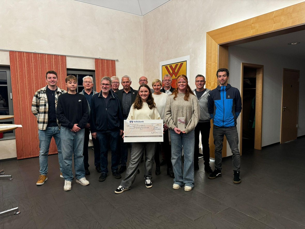 Stadtradeln 2024: Bürgermeister Wilhelm Sendermann und die Gewinner des Stadtradelns 2024 stehen im Bürgerhaus der Stadt Olfen.