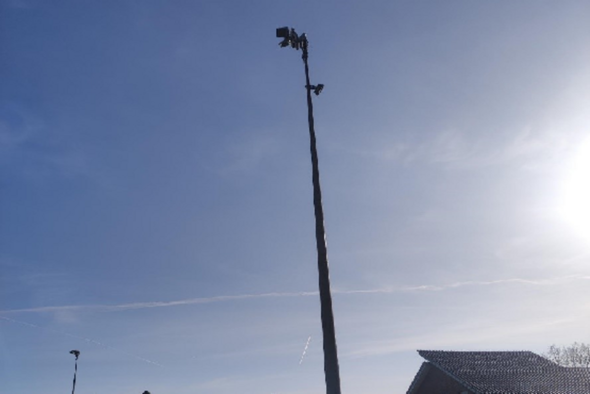 Zu sehen ist eine der Flutlichtanlagen am Vinnumer Sportplatz.
