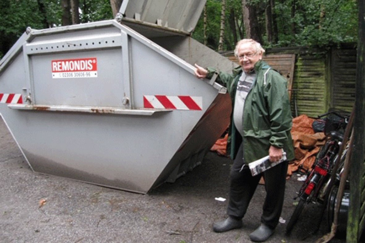 Manfred Keuper als ehrenamtlicher Teamleiter des Wertstoffhofes im Freizeitpark Eversum. Herr Keuper steht vor einem großen Abfallcontainer mit der Aufschrift "Remondis".