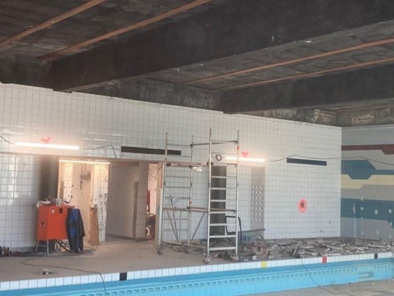 In der Schwimmhalle selbst wurde bereits die Decke zurückgebaut.