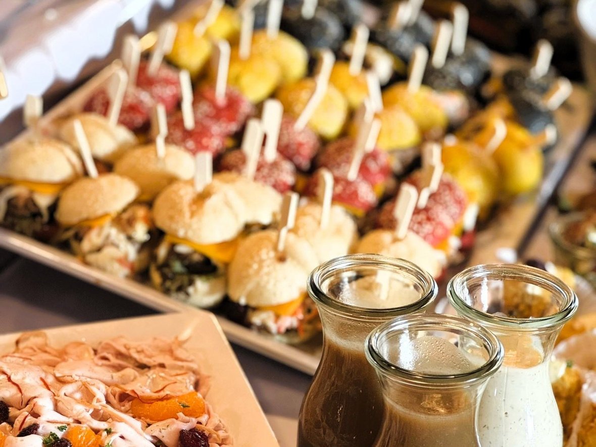 Buffet mit verschiedenen kleinen Speisen, Salat und Saucen bei einer Veranstaltung in der Stadthalle Olfen.