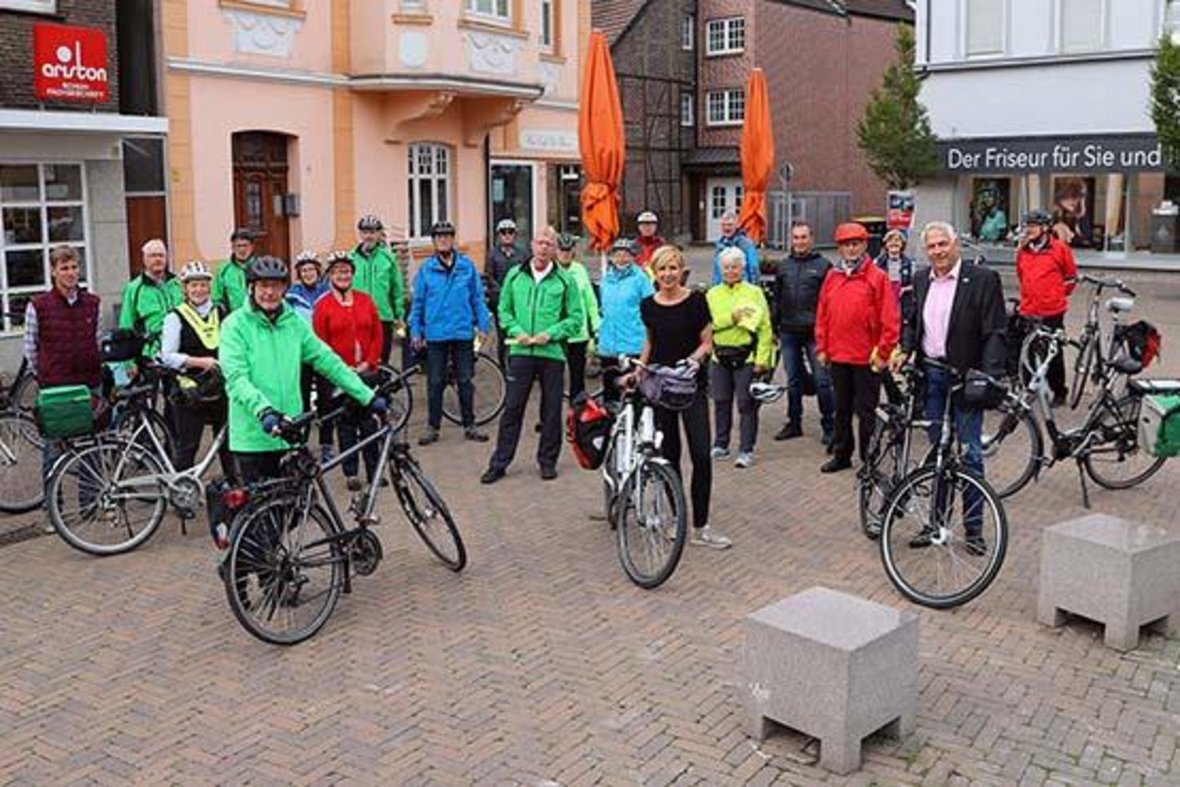 Stadtradeln 2020: Bürgermeister Wilhelm Sendermann und das Team des SuS Radlertreffs stehen auf dem Marktplatz.