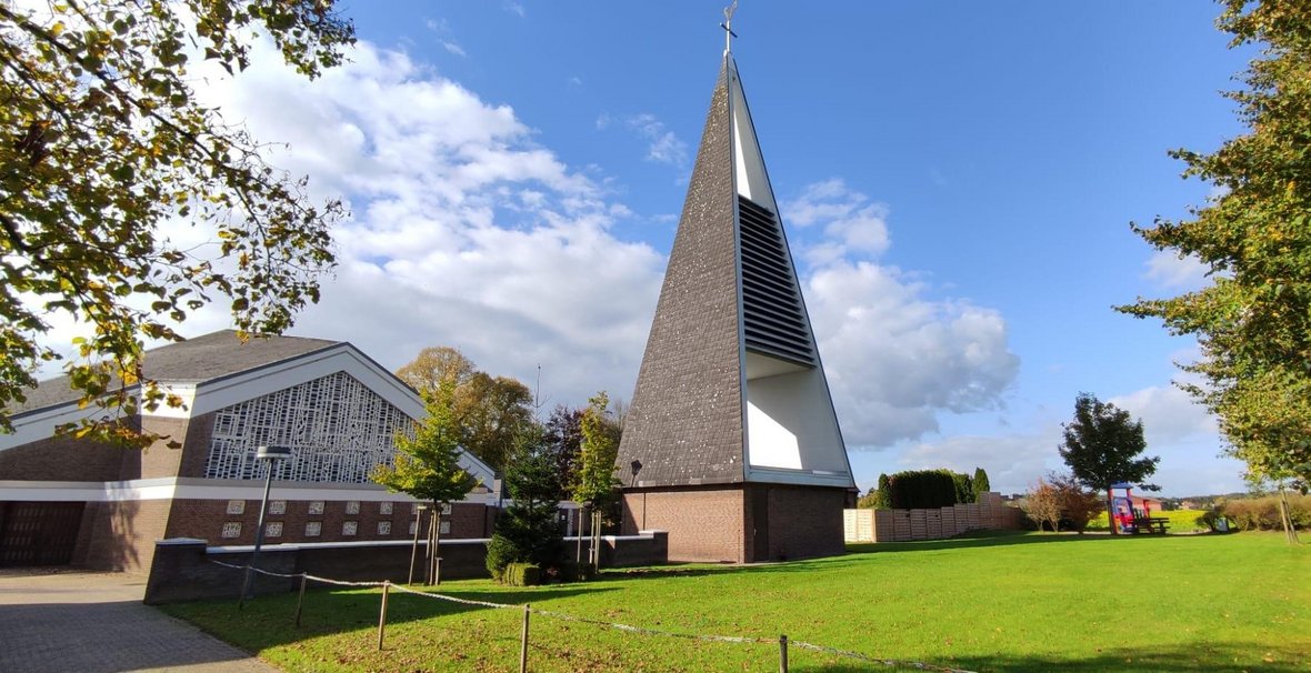 Auf dem Foto ist die St. Marien Kirche aus Vinnum zu sehen. Rechts steht ein imposanter Turm, der wir ein Dreieck aufgebaut ist, an der Spitze ein Kreuz. Links daneben ist das eigentliche Gebäude um in die Kirche eintreten zu können. Davor ist eine