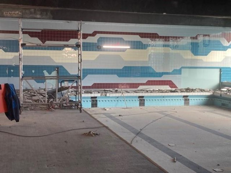 Zu erkennen sind die die ersten Arbeiten in der Schwimmhalle selbst. Die Bodenfliesen wurden entfernt.