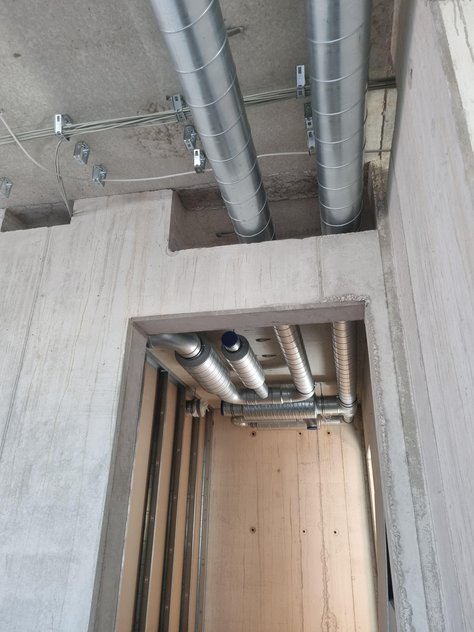 Verlegung der Heizungsrohre im Neuen Rathaus.