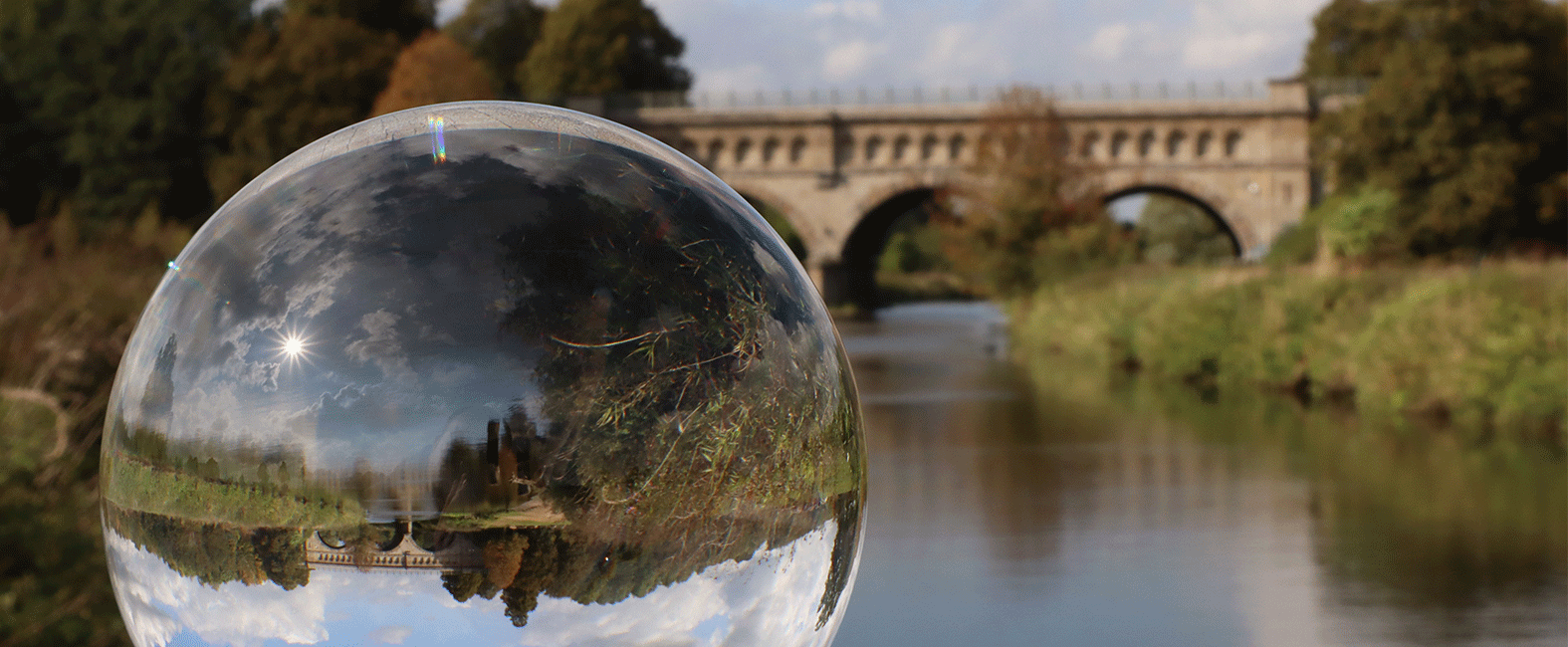 Glaskugel vor der Dreibogenbrücke; Foto: Daniel Borrmann