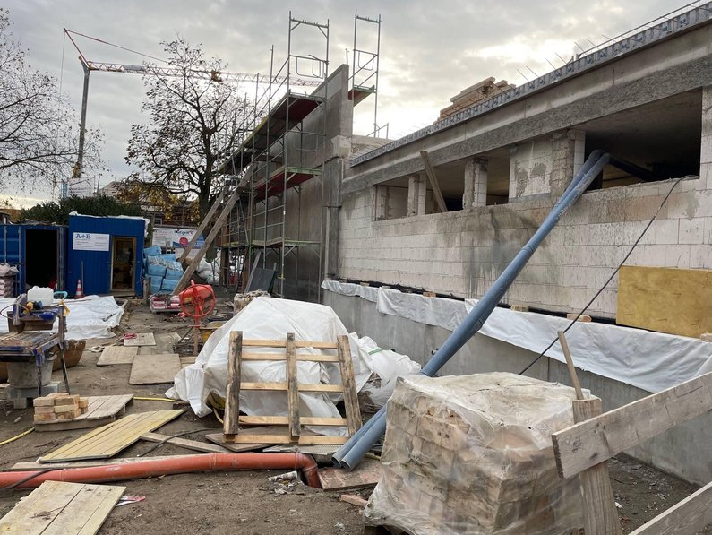 Roharbeiten und aktuelle Ansichten des Hallenbades und der Geest-Turnhalle (Foto: Stadt Olfen)