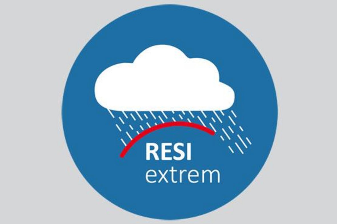 Das Logo von RESI-Extrem ist ein hellblauer Kreis in dem sich eine weiße Wolke befindet. Aus der Wolke strömt Regen, der von einer Art rotem Schirm unter dem "RESI extrem" steht aufgehalten wird.