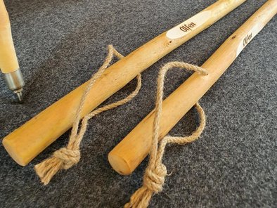 Zwei Hirtenstöcke mit der Aufschrift "Olfen". Diese zum Wandern geeignet.