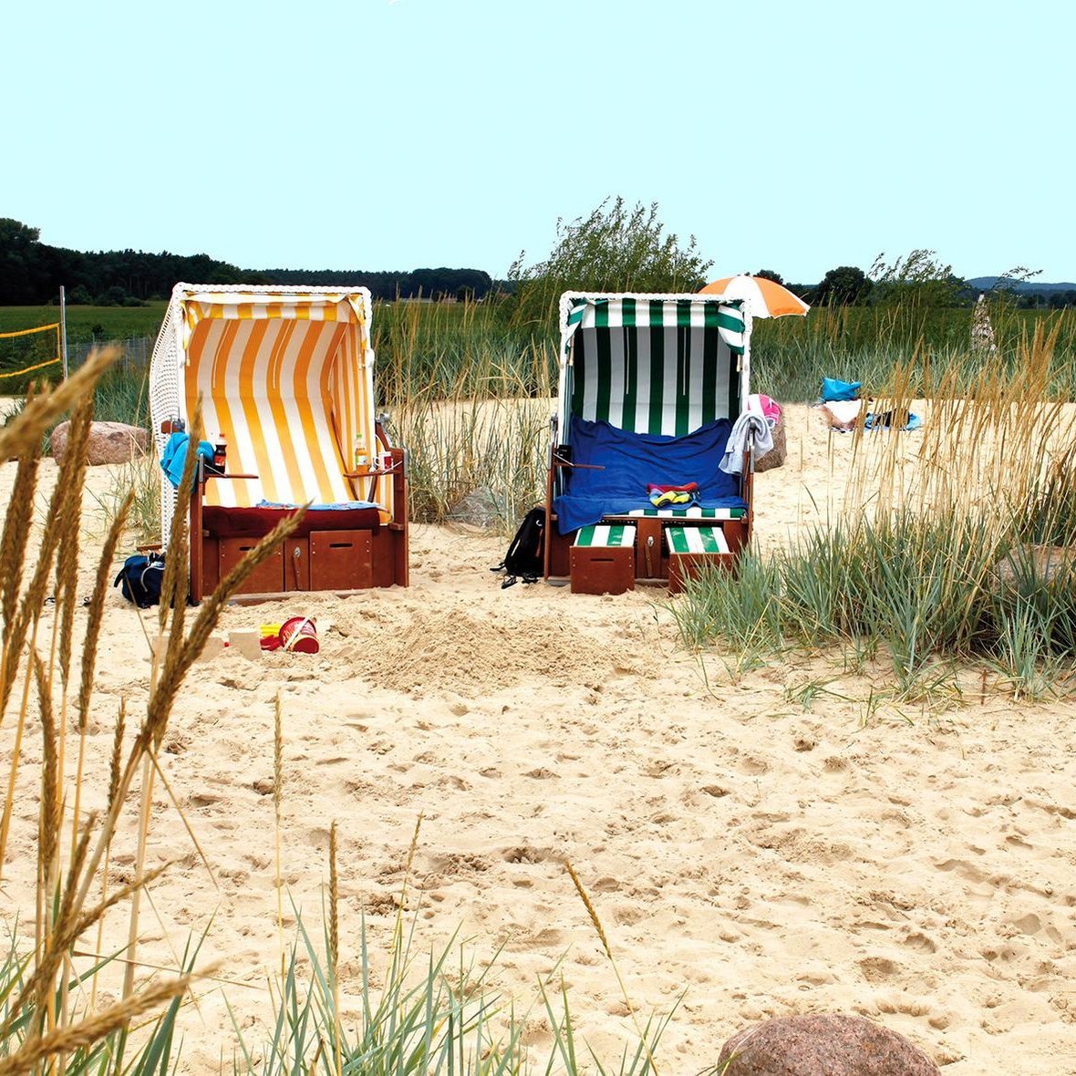 Auf dem Foto stehen zwei Strandkörbe im Sandbereich des Naturbades.