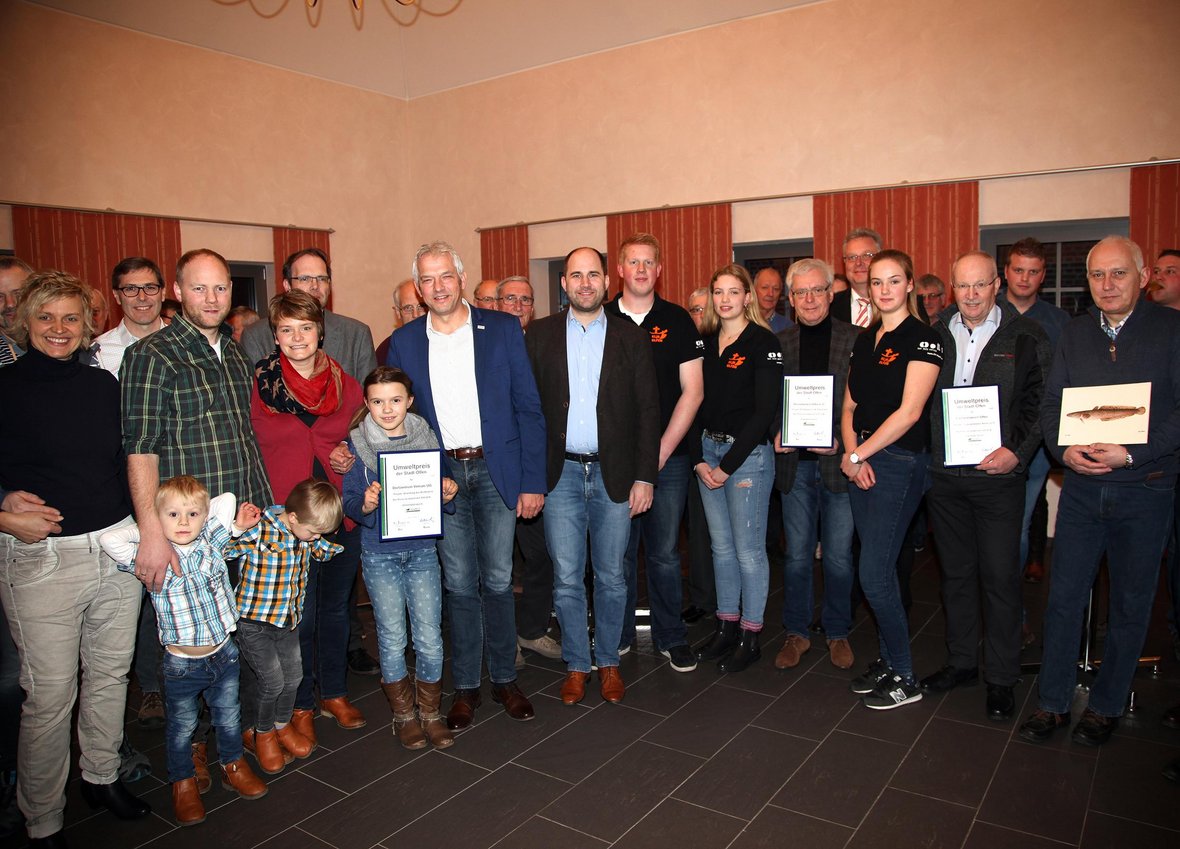 Bürgermeister Wilhelm Sendermann gratuliert den Gewinnern des Umweltpreises 2018 im Bürgerhaus der Stadt Olfen.
